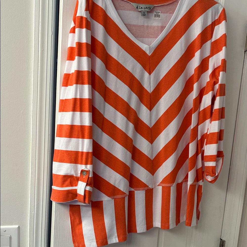 A La Carte Women's V-Neck Striped Long Sleeve Top